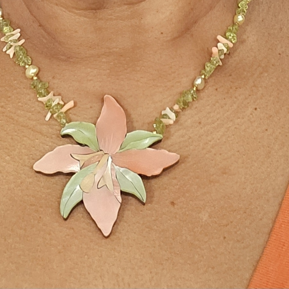 **Vintage** flower necklace inlaid with semi-precious stones